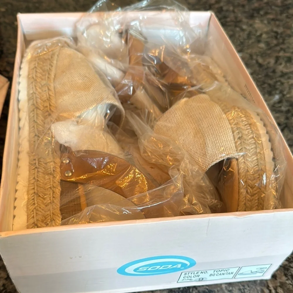 Soda Tan and Cream Espadrille Shoes with Platform Sole EUC 9